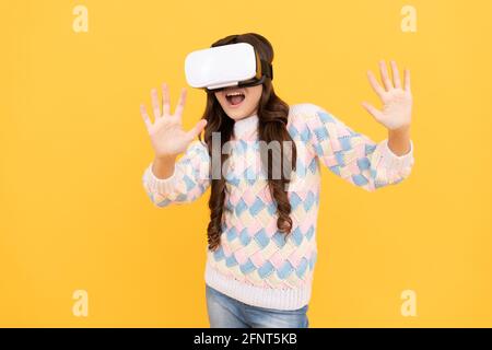 Digitale Zukunft und Innovation. Kind in Virtual-Reality-Brille. Moderne Funktechnologie. Stockfoto