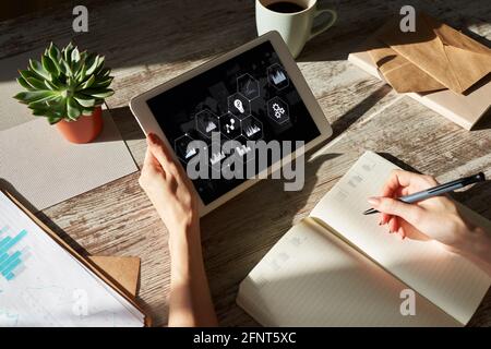 Bedienfeld und Datenanalyse-Monitor für Geschäftsprozesse mit Diagramm und Diagrammen auf dem Gerätebildschirm. Innovations- und Automatisierungskonzept. Stockfoto