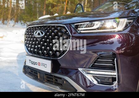 Moskau, Russland - 18. März 2021: Scheinwerfer des neuen Siebensitzer-Minivans Chery Tiggo 8 Pro. LED-Optik leuchtet chinesisches Auto. Nahaufnahme Frontgrill Stockfoto