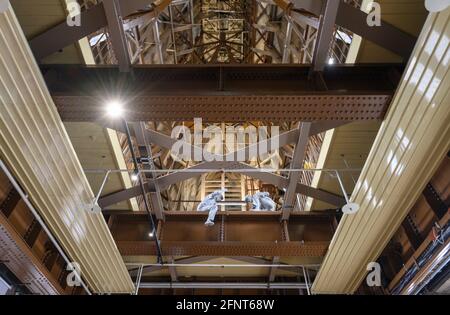 Tower Bridge, London, Großbritannien. 17 Mai 2021. Die Tower Bridge heißt die Menschen nach Aufhebung der staatlichen Beschränkungen von heute willkommen. Bild: Blick in einen der Brückentürme, der die innere Struktur zeigt. Kredit: Malcolm Park/Alamy Stockfoto