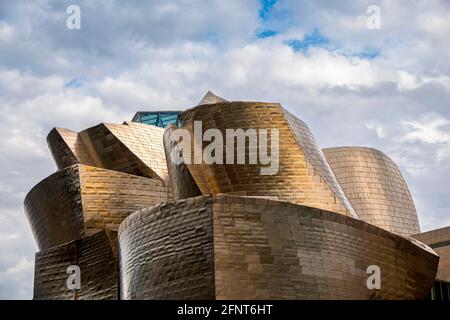 BILBAO, SPANIEN - 9. SEPTEMBER 2019: Detailansicht des Guggenheim Museums in Bilbao, Biskaya, Spanien Stockfoto