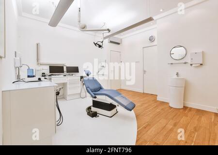 Moderne Möbel und professionelle Ausrüstung in hellen Büro von Moderne Zahnklinik Stockfoto