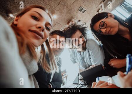 Ein verrücktes Porträt einer Gruppe von Unternehmern, die in einem modernen Büro sitzen. Stockfoto