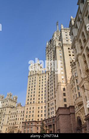 Das Kotelnicheskaya Embankment Building, Teil der Wolkenkratzer der stalinistischen Architektur der Sieben Schwestern in Moskau, Russland Stockfoto