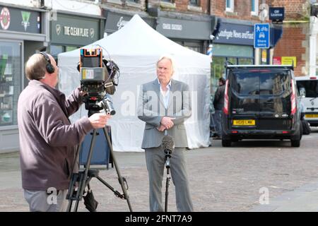 Gloucester, Gloucestershire, Großbritannien - Mittwoch, 19. Mai 2021 - Leo Goatley, der Anwalt von Rose West, wird gesehen, wie er vor dem Clean Plate Café Medieninterviews führt, während die Polizei mit Ausgrabungen auf der Suche nach Mary Bastholm beginnt, die im Jahr 1968 im Alter von nur 15 Jahren vermisst wurde und die vielleicht schon einmal gewesen sein könnte Ein Opfer des Serienmörders Fred West. Foto Steven May / Alamy Live News Stockfoto