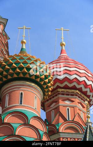 Die farbenfrohen und ikonischen Zwiebeldome der Basilius-Kathedrale, die Kathedrale von Vasily the Blessed, Moskau, Russland Stockfoto