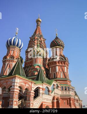 Die farbenfrohen und ikonischen Zwiebeldome der Basilius-Kathedrale, die Kathedrale von Vasily the Blessed, Moskau, Russland Stockfoto