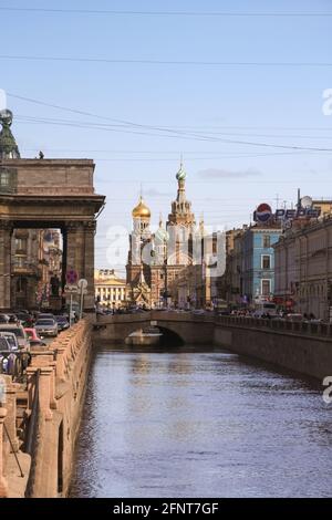 Blick auf die Kirche des Erlösers auf dem Blutvergießen des Gribojedow-Kanals, St. Petersburg, Russland Stockfoto