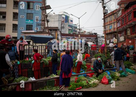 Kathmandu, Nepal. Mai 2021. Menschen, die Gesichtsmasken tragen, werden auf einem lokalen Markt in Kathmandu, Nepal, 18. Mai 2021, gesehen. Quelle: Sulav Shrestha/Xinhua/Alamy Live News Stockfoto