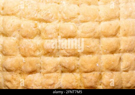 Voller Rahmen der obersten Kruste eines frisch gebackenen Weizenkuchen. Hausgemachter Weizenkuchen. Draufsicht. Stockfoto