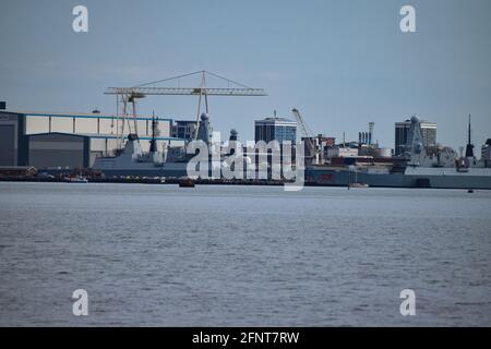 Drei Royal Navy Typ 45, die hier neben Portsmouth Naval zu sehen sind Basis Stockfoto