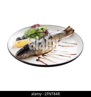 Isolierter Teller mit Gourmet-gegrilltem Fisch mit Salat Stockfoto