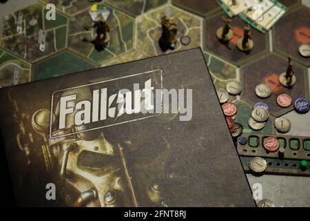 Roseville, MN, USA, 02.04.2021 - Fallout Board Game Komponenten auf Karte Fliesen Stockfoto