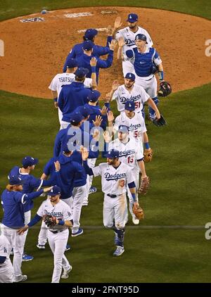 Los Angeles, Usa. Mai 2021. Die Los Angeles Dodgers feiern am Dienstag, den 18. Mai 2021, ihren 9-1-Sieg über die Arizona Diamondbacks im Dodger Stadium in Los Angeles. Foto von Jim Ruymen/UPI Credit: UPI/Alamy Live News Stockfoto