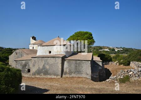 Landschaft mit Panoramablick auf Aghios Dimitrios sto Pourko eine byzantinische Kirche aus dem 13. Jahrhundert auf Kythira, Griechenland Stockfoto