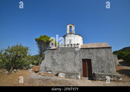 Landschaft mit Panoramablick auf Aghios Dimitrios sto Pourko eine byzantinische Kirche aus dem 13. Jahrhundert auf Kythira, Griechenland Stockfoto