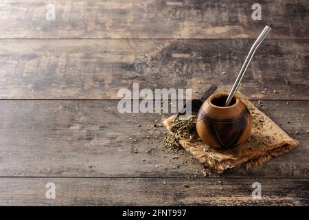 Mate Tee auf Holzhintergrund. Traditionelles argentinisches Getränk Stockfoto