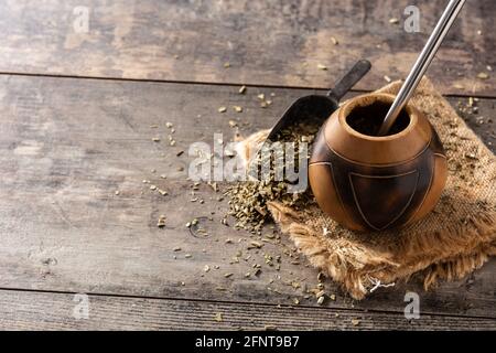 Mate Tee auf Holzhintergrund. Traditionelles argentinisches Getränk Stockfoto