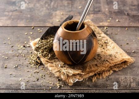 Mate Tee auf Holzhintergrund. Traditionelles argentinisches Getränk Stockfoto