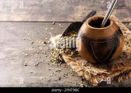 Mate Tee auf Holzhintergrund. Traditionelles argentinisches Getränk Stockfoto