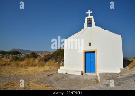 Panoramablick auf Aghios Minas, eine malerische griechisch-orthodoxe Kirche auf der Insel Kaladi Kythira, Attika, Griechenland. Stockfoto