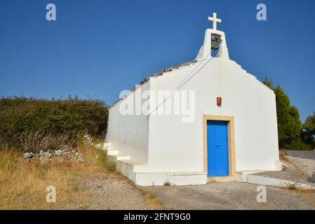 Panoramablick auf Aghios Minas, eine malerische griechisch-orthodoxe Kirche auf der Insel Kaladi Kythira, Attika, Griechenland. Stockfoto