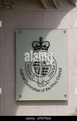 Wappen des Justizkomitees des Privy Council am Eingang zum Gebäude des Surpreme Court in der Little George Street, Westminster, London, Großbritannien Stockfoto