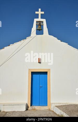 Panoramablick auf Aghios Minas, eine malerische griechisch-orthodoxe Kirche auf der Insel Kaladi Kythira, Attika, Griechenland. Stockfoto