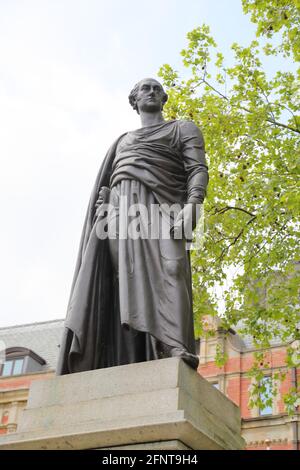 Eine Statue des ehemaligen Premierministers George Canning auf dem Parliament Square in Westminster, London, Großbritannien Stockfoto