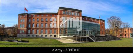 Kiel, Deutschland - 15. November 2020: Panoramablick auf das landtagsgebäude in Kiel an einem sonnigen Tag Stockfoto