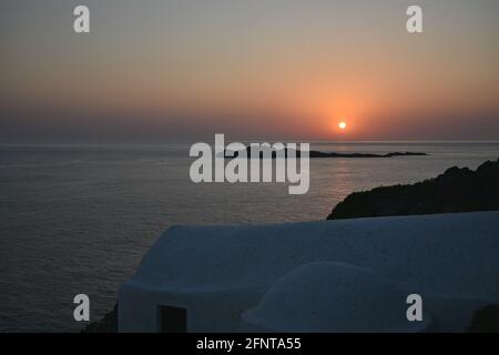 Sonnenuntergangs-Meereslandschaft mit Panoramablick auf Aghios Nikolaos Krassas, eine malerische griechisch-orthodoxe Kapelle auf Kythira, Attika, Griechenland. Stockfoto