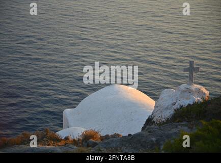 Sonnenuntergangs-Meereslandschaft mit Panoramablick auf Aghios Nikolaos Krassas, eine malerische griechisch-orthodoxe Kapelle auf Kythira, Attika, Griechenland. Stockfoto