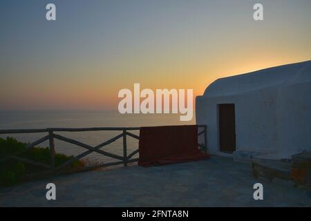 Sonnenuntergangs-Meereslandschaft mit Panoramablick auf Aghios Nikolaos Krassas, eine malerische griechisch-orthodoxe Kapelle auf Kythira, Attika, Griechenland. Stockfoto