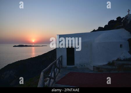 Sonnenuntergangs-Meereslandschaft mit Panoramablick auf Aghios Nikolaos Krassas, eine malerische griechisch-orthodoxe Kapelle auf Kythira, Attika, Griechenland. Stockfoto