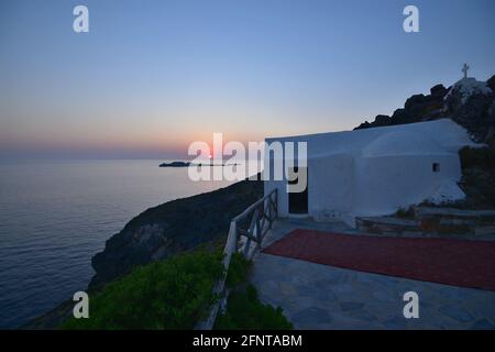 Sonnenuntergangs-Meereslandschaft mit Panoramablick auf Aghios Nikolaos Krassas, eine malerische griechisch-orthodoxe Kapelle auf Kythira, Attika, Griechenland. Stockfoto