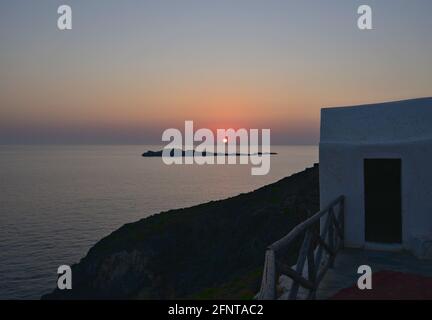 Sonnenuntergangs-Meereslandschaft mit Panoramablick auf Aghios Nikolaos Krassas, eine malerische griechisch-orthodoxe Kapelle auf Kythira, Attika, Griechenland. Stockfoto