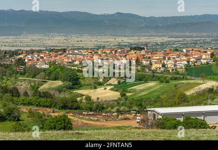 Draufsicht auf die neue Stadt Collarmele, die nach dem Erdbeben von 1915 wieder aufgebaut wurde. Collarmele, Provinz L'Aquila, Abruzzen, Italien, Europa Stockfoto
