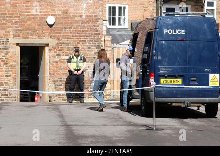 Gloucester, Gloucestershire, Großbritannien - Mittwoch, 19. Mai 2021 - die Polizei nimmt Ausrüstung und Vorräte in die Rückseite des Clean Plate Cafés, während die Polizei mit den Ausgrabungen auf der Suche nach Mary Bastholm beginnt, die 1968 im Alter von nur 15 Jahren vermisst wurde und möglicherweise Opfer eines Serienmörders wurde Fred West. Foto Steven May / Alamy Live News Stockfoto