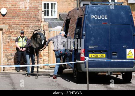 Gloucester, Gloucestershire, Großbritannien - Mittwoch, 19. Mai 2021 - Polizeibeamte auf der Rückseite des Cafés Clean Plate, als die Polizei mit Ausgrabungen auf der Suche nach Mary Bastholm beginnt, die im Alter von nur 15 Jahren im Jahr 1968 vermisst wurde und möglicherweise Opfer des Serienmörders Fred West wurde. Foto Steven May / Alamy Live News Stockfoto