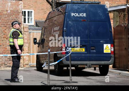 Gloucester, Gloucestershire, Großbritannien - Mittwoch, 19. Mai 2021 - Polizeibeamter auf der Rückseite des Cafés Clean Plate, als die Polizei mit den Ausgrabungen auf der Suche nach Mary Bastholm beginnt, die 1968 im Alter von nur 15 Jahren vermisst wurde und möglicherweise Opfer des Serienmörders Fred West wurde. Foto Steven May / Alamy Live News Stockfoto