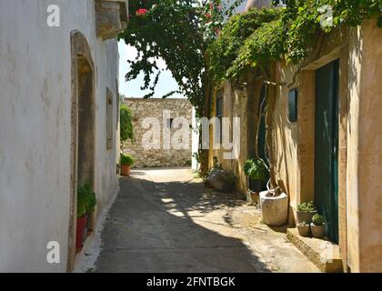 Malerische ländliche Häuser in Aroniadika, einem traditionellen Dorf der Insel Kythira in Attika Griechenland. Stockfoto