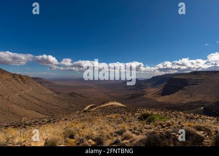 Bergpass hinunter nach Tankwa Karoo Stockfoto