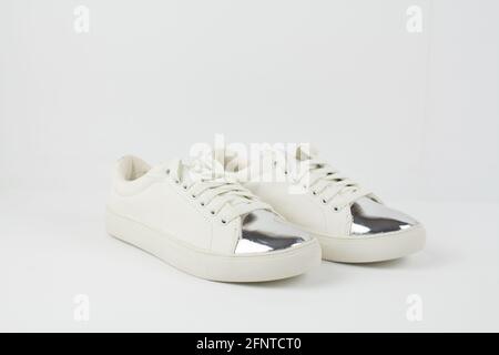 Ein weißer Leder-Sneaker auf weißem Hintergrund Stockfoto