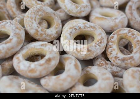 Ein weißer Bagels in Puderzucker Backblech Stockfoto