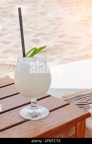 Frischer Sommercocktail auf Holztisch Stockfoto