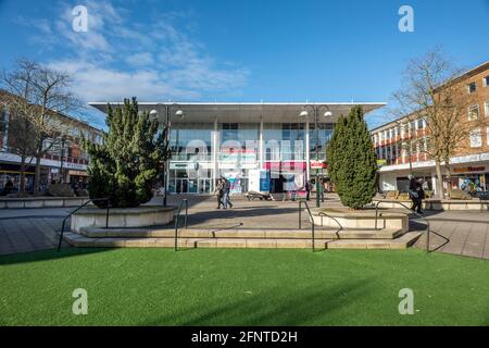 Crawley, 23. Februar 2016: Straßenszene auf dem Queen's Square, Crawley, West Sussex Stockfoto