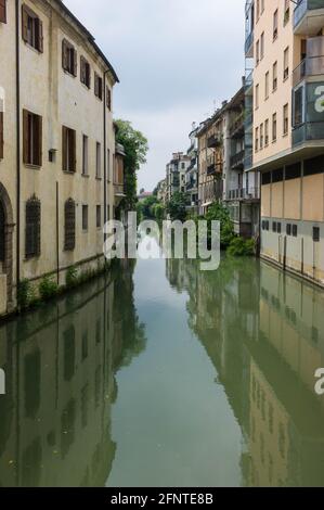 Häuser entlang eines Kanals, die sich im Wasser spiegeln, in Padua in Italien, von der Ponte delle Toricelle aus gesehen Stockfoto