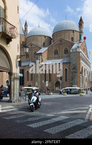 Basilika des heiligen Antonius von Padua am 12. Juni 2012 in Padua, Italien. Berühmt sind die Fresken von Giotto in der Capella deli Scrovegni. Mann auf dem Roller Stockfoto