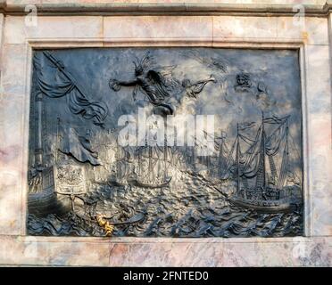 SANKT PETERSBURG, RUSSLAND-3. OKTOBER 2016. Bronze Flachrelief Schlacht von Gangut am bronzenen Reiterdenkmal an Peter I. in Sankt Petersburg, Russland Stockfoto