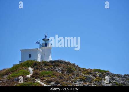 Landschaft mit Panoramablick auf den historischen Leuchtturm in Kapsali Bay Kythira Insel, Attica Griechenland. Stockfoto